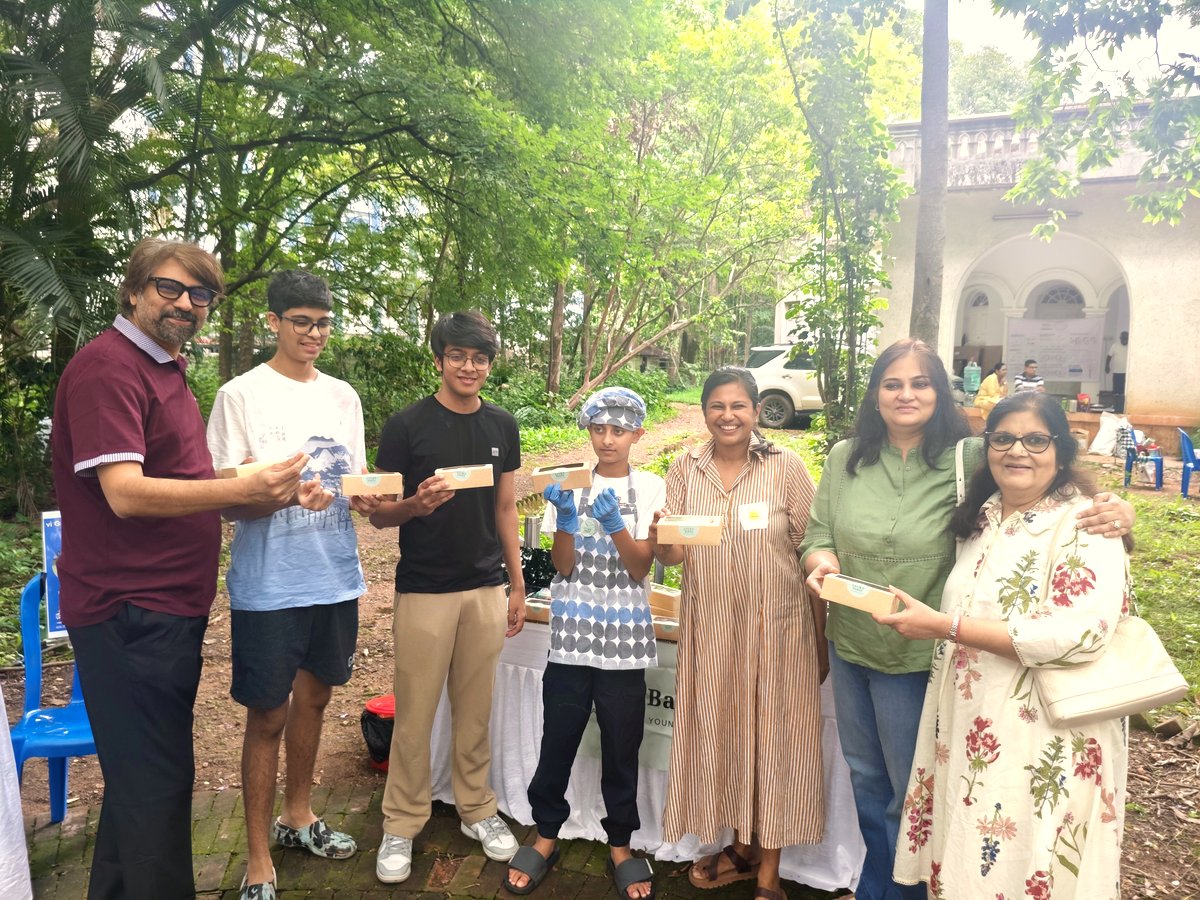 Lucky with happy customers holding Lucky Bakes boxes at Panchavati